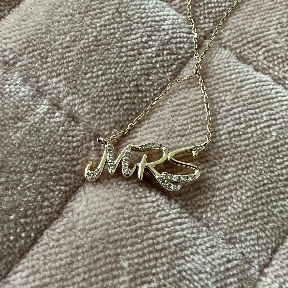 🎉Sale🎉Mrs. 14kt necklace - Picture 3 of 9